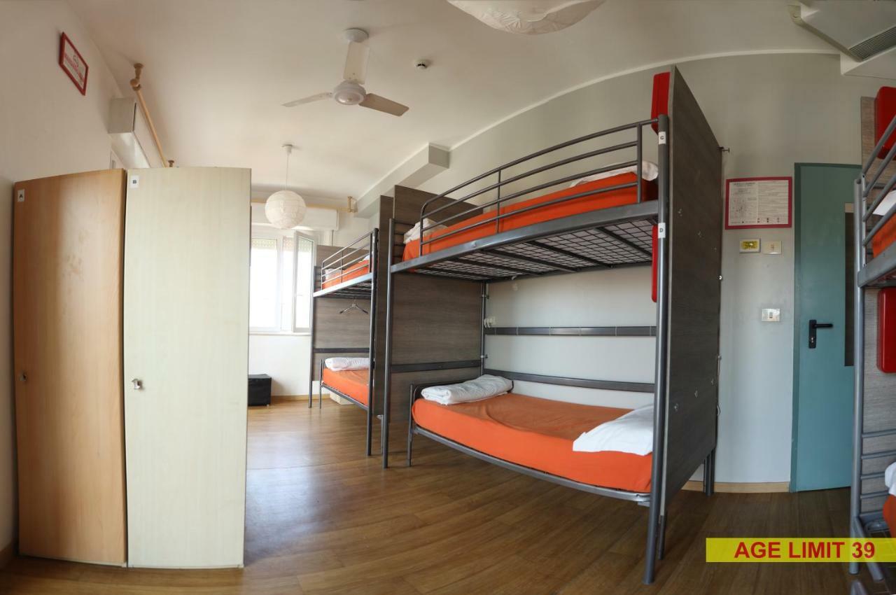 Jammin' Hostel & Bar Rimini Bagian luar foto
