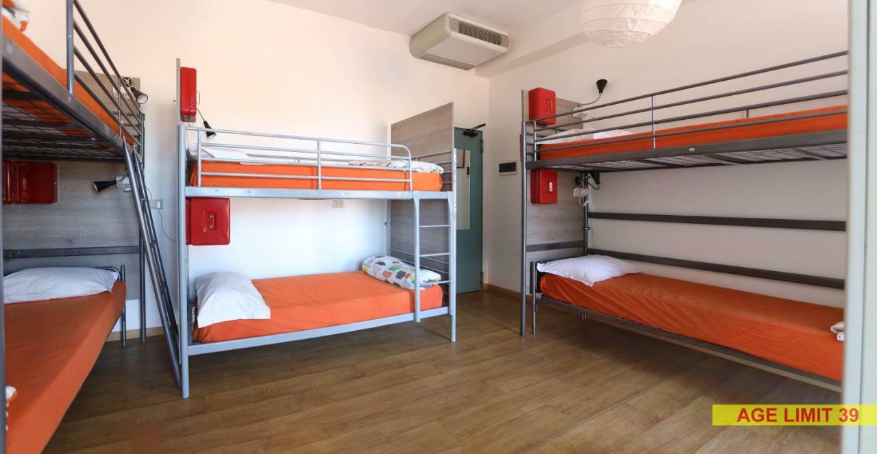 Jammin' Hostel & Bar Rimini Bagian luar foto